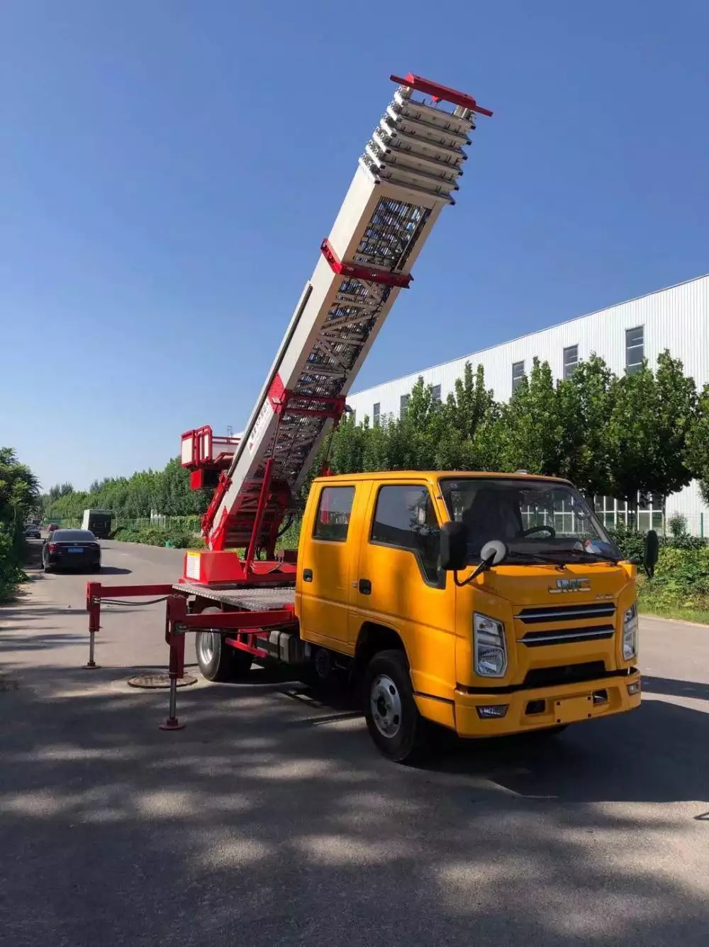 枣庄附近的云梯车出租服务：轻松解决高空作业需求